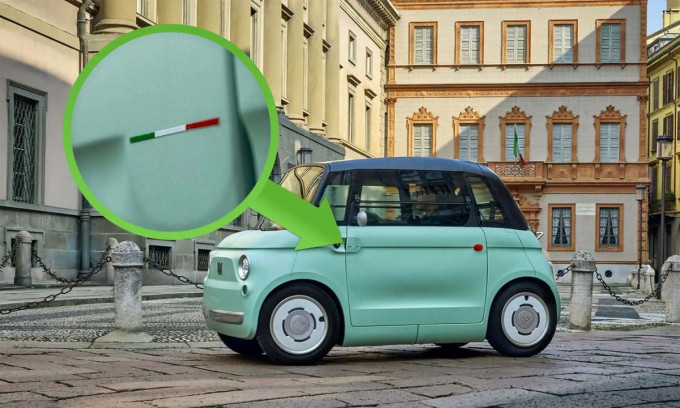 Sticker với màu cờ Italy nằm ở cạnh cửa xe với kích thước rất nhỏ. Ảnh: Fiat