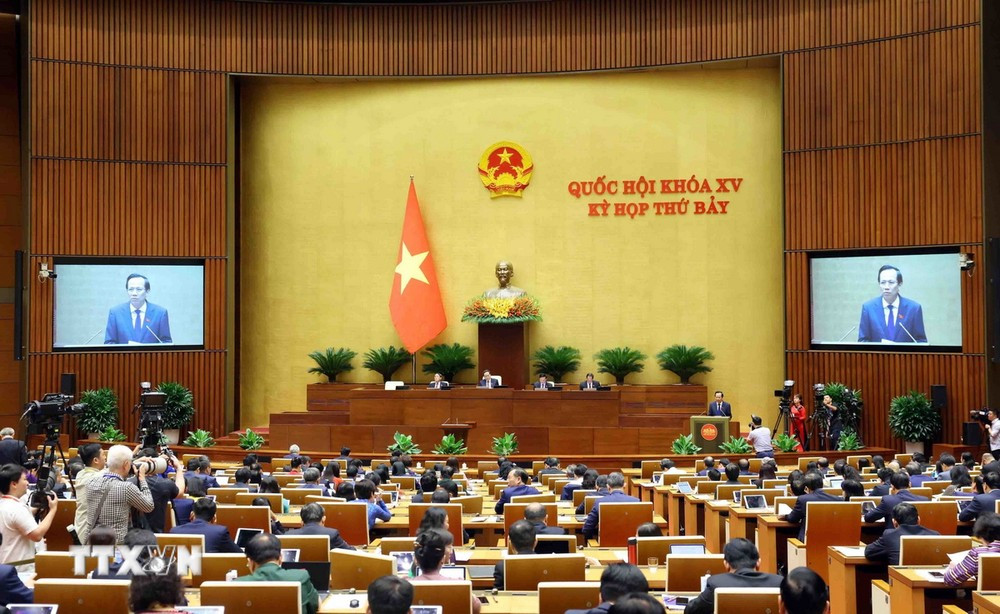 Bộ trưởng Bộ Lao động-Thương binh và Xã hội Đào Ngọc Dung, thừa ủy quyền của Thủ tướng Chính phủ trình bày Báo cáo kết quả thực hiện các mục tiêu quốc gia về bình đẳng giới năm 2023. (Ảnh: TTXVN)