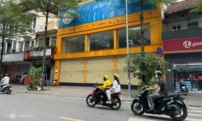 Mặt bằng từng được Điện Máy Xanh thuê bên cạnh vài mặt bằng bỏ trống tại phố Khâm Thiên, Hà Nội hồi giữa tháng 5. Ảnh: Anh Tú