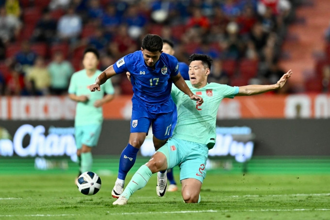 Thái Lan (trái) thua Trung Quốc 1-2 ở lượt hai bảng C vòng loại hai World Cup 2026 - khu vực châu Á. Ảnh: FAT