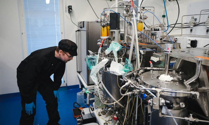 Kỹ thuật viên điều khiển quá trình phản ứng sinh học tại trụ sở công ty Solar Foods ở Vantaa, Phần Lan, ngày 2/5/2024. Ảnh: AFP