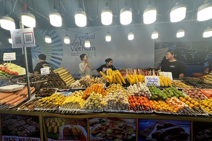 Gian hàng bán xiên que tại hội chợ ẩm thực. Ảnh: Đô Nguyễn