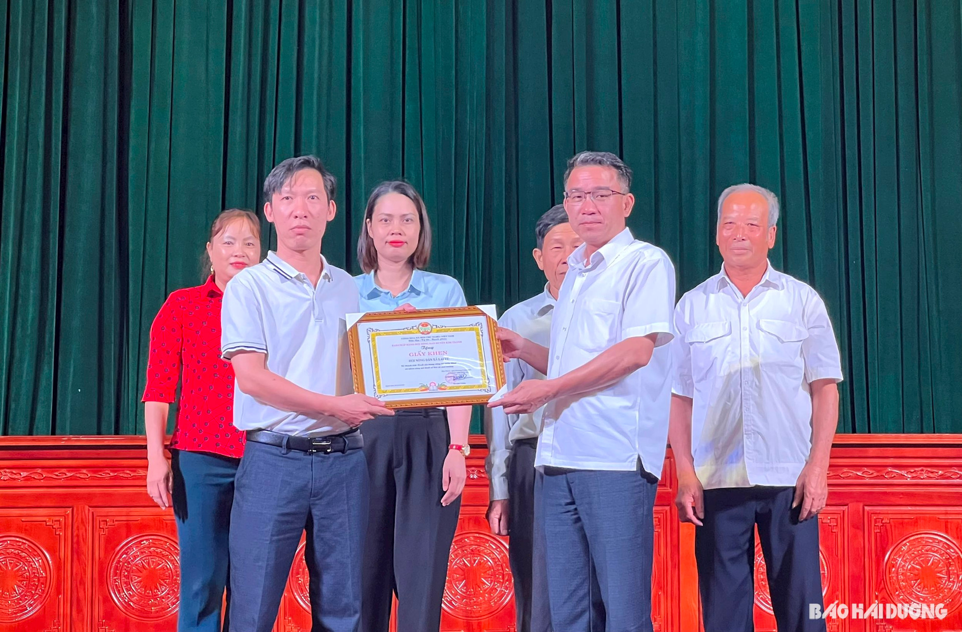 Lãnh đạo Hội Nông dân huyện Kim Thành tặng giấy khen cho các tập thể có thành tích tiêu biểu trong thực hiện 2 mô hình về thu gom rác thải