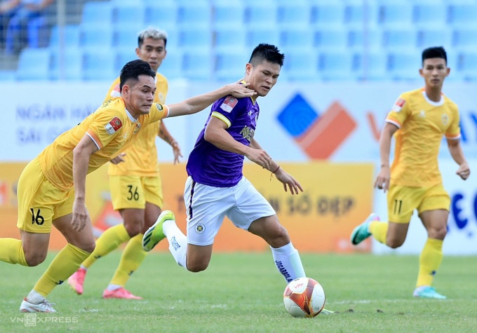 Phạm Tuấn Hải (giữa) có bàn thứ bảy tại V-League 2023-2024, còn kém thành tích tốt nhất ba bàn ở V-League 2022. Ảnh: Minh Minh