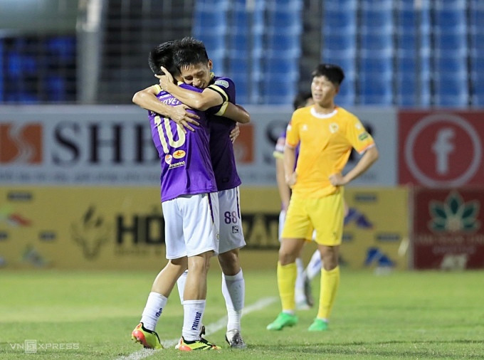 Đỗ Hùng Dũng ôm đội trưởng Nguyễn Văn Quyết, mừng bàn ấn định tỷ số 3-0 của Hà Nội FC trước Quảng Nam ở vòng 21 V-League 2023-2024. Ảnh: Minh Minh