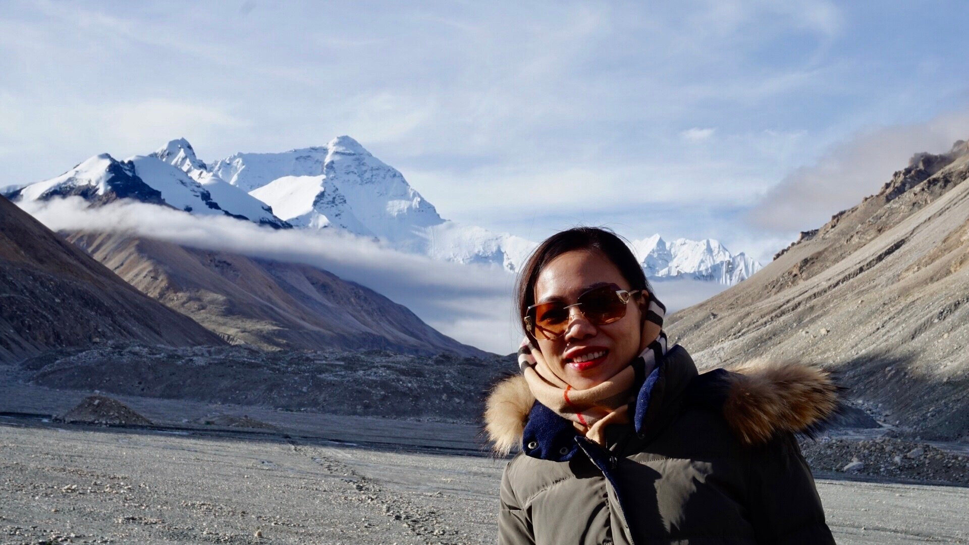 Chị Bình tại khu vực trại nền trên đường khám phá đỉnh Everest. (Ảnh: NVCC)