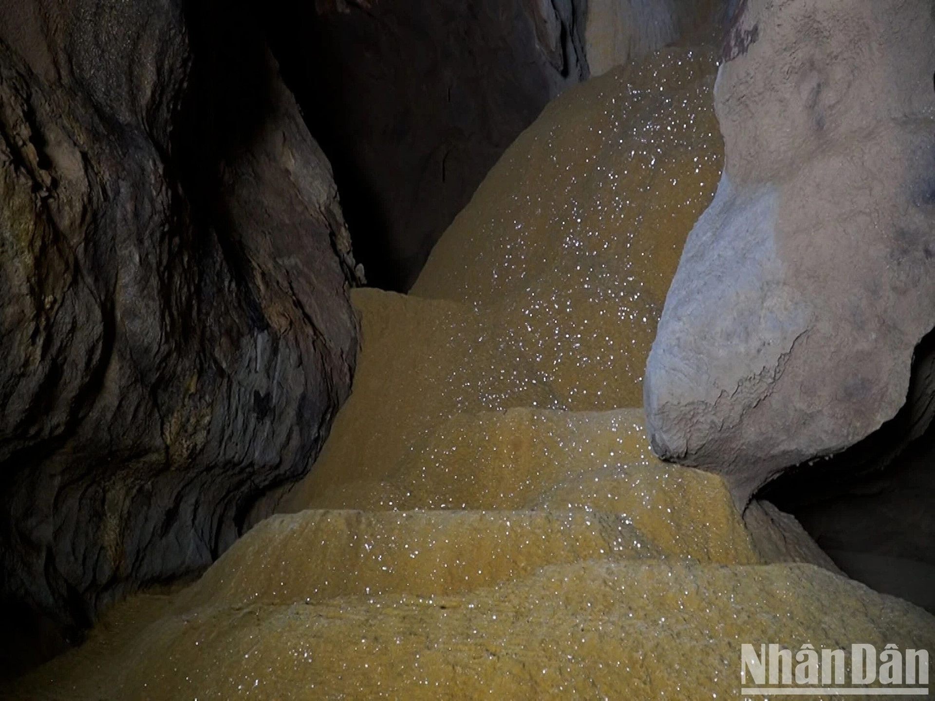 Dọc đường trong hang động như lên cõi tiên với những phiến thạch nhũ màu vàng mang hình người rất ấn tượng, hấp dẫn, pha lẫn kỳ bí.