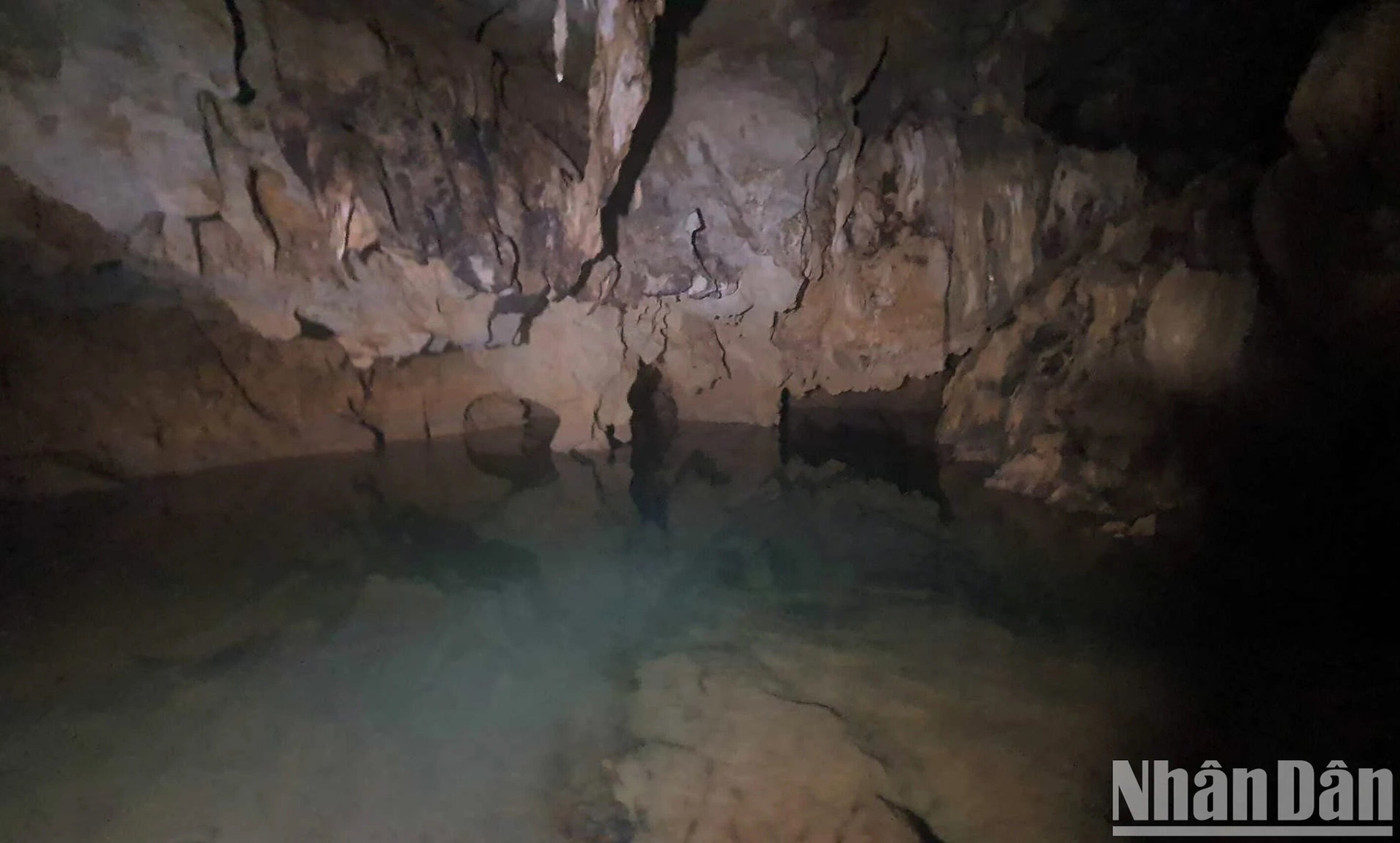 Dòng sông ngầm trong hang động Vân Tiên.