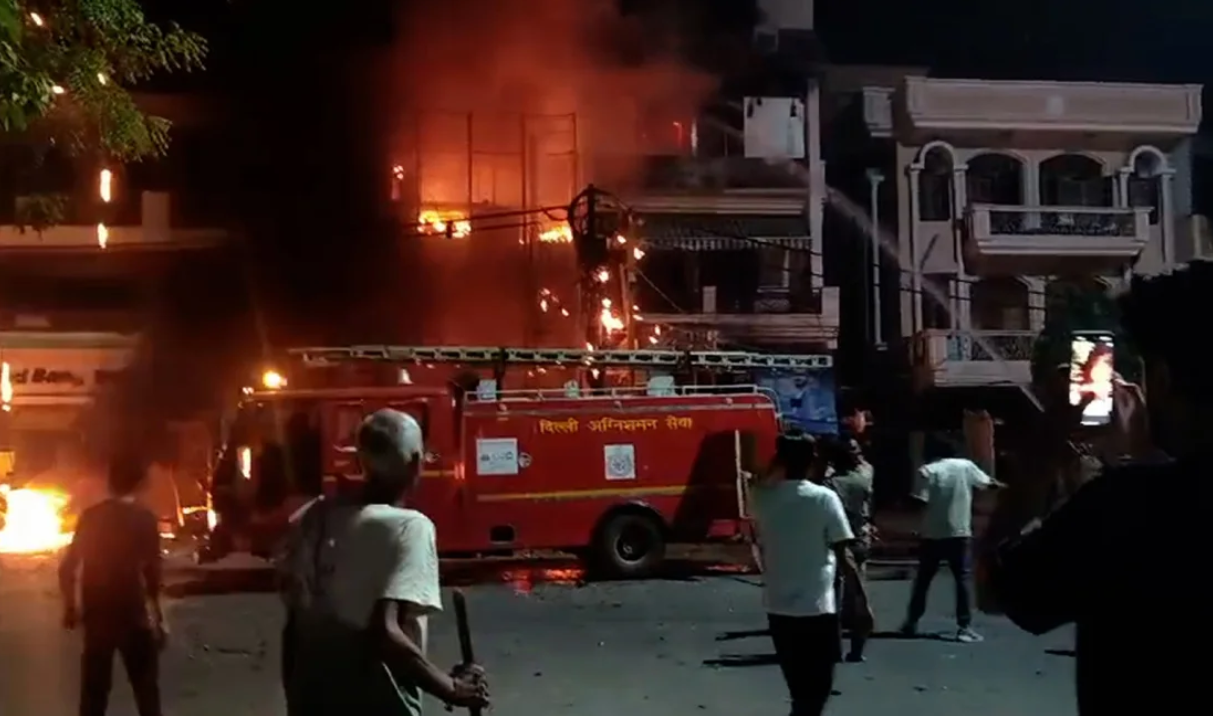 Hiện trường vụ cháy bệnh viện nhi ở New Delhi, Ấn Độ vào ngày 25/5. (Ảnh: CNN)