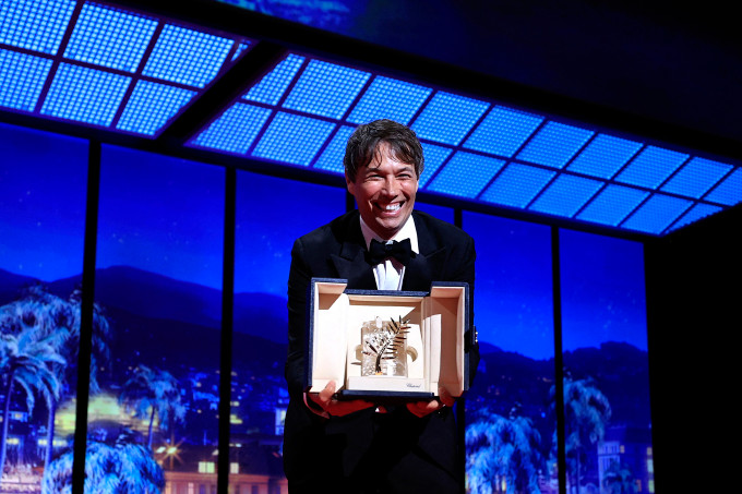 Đạo diễn Sean Baker nhận Cành Cọ Vàng Liên hoan phim Cannes 2024. Ảnh: AFP