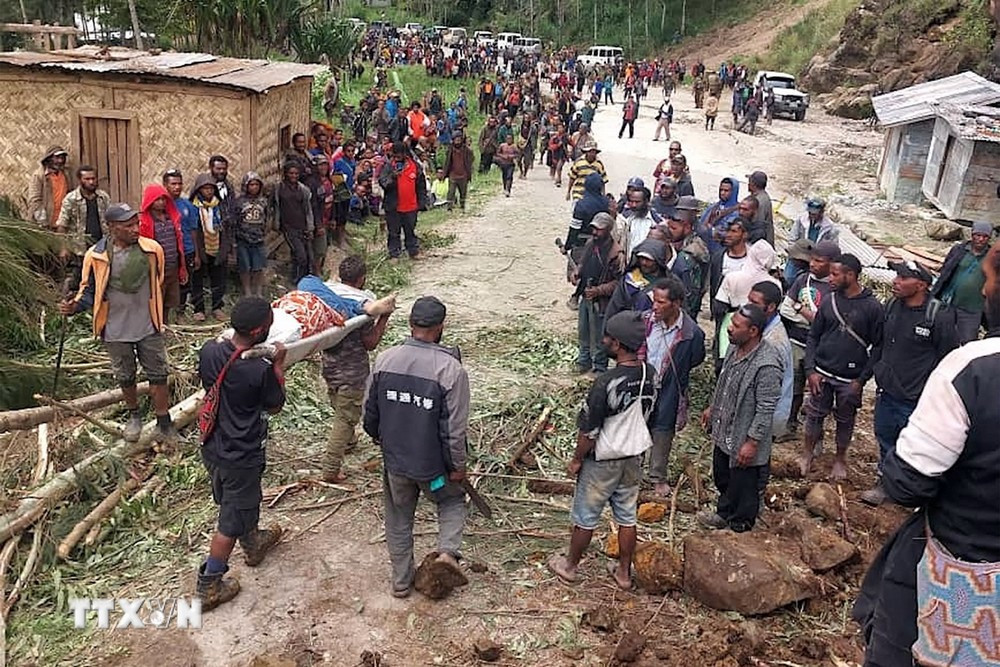 Lực lượng cứu hộ chuyển nạn nhân tại hiện trường vụ lở đất tại tỉnh Enga, Papua New Guinea. (Ảnh: THX/TTXVN)