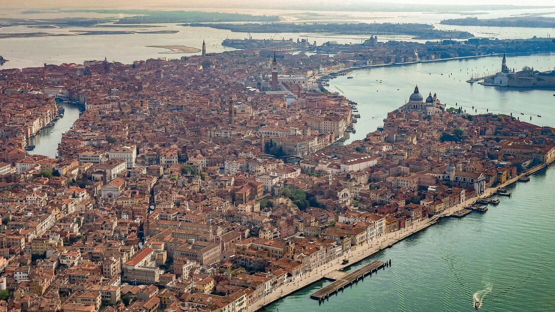Nhìn từ trên máy bay, Venice giống như một con cá đang bơi về đất liền - Ảnh: CNN