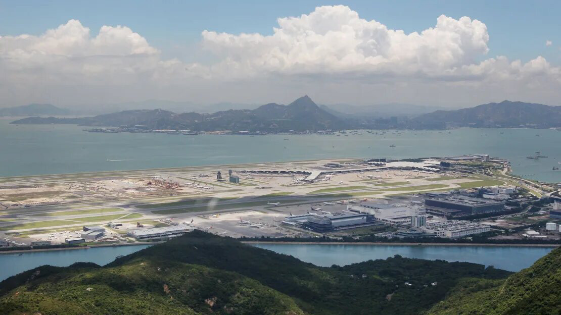 Sân bay quốc tế Hong Kong tọa lạc trên đảo Check Lap Kok (Xích Lạp Giác), cách trung tâm Hong Kong khoảng 30km về phía tây bắc - Ảnh: CNN