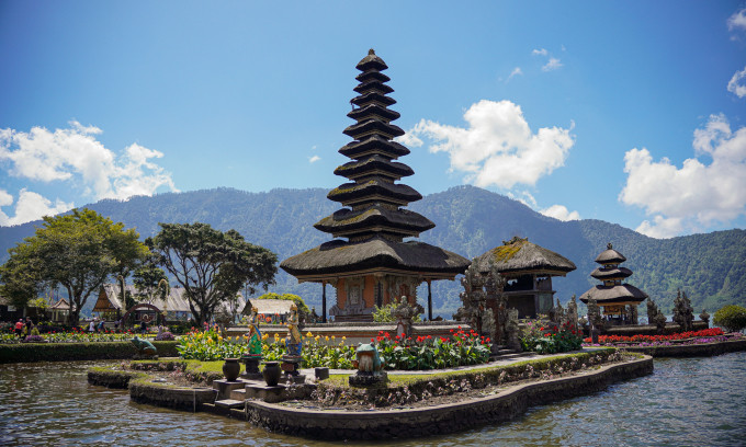 Đền Pura Ulun Danu Bratan được in trên tờ tiền 50.000 rupiah (gần 80.000 đồng). Đền nằm cạnh bờ hồ Bratan, hồ lớn thứ hai ở Bali. Ảnh: Nguyễn Hiếu Trần