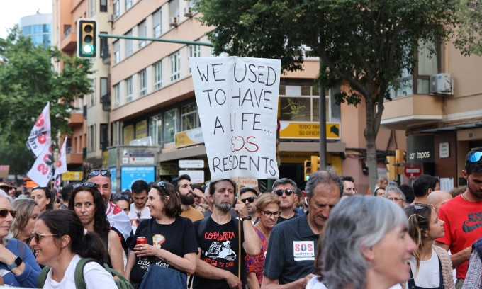 Đám đông biểu tình phản đối tình trạng quá tải du khách ở quần đảo Balearic, Tây Ban Nha, hôm 25/5. Ảnh: Reuters