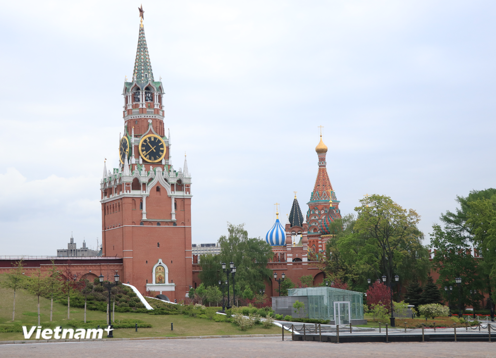 Tọa lạc ở trung tâm Quảng trường Đỏ của Thủ đô Moskva (Nga), quần thể Điện Kremlin được ngăn cách bởi một con hào dài 30m và bao gồm 5 cung điện, 4 nhà thờ lớn, các bức tường bao quanh cùng 20 ngọn tháp. (Ảnh: Hùng Võ/Vietnam+)