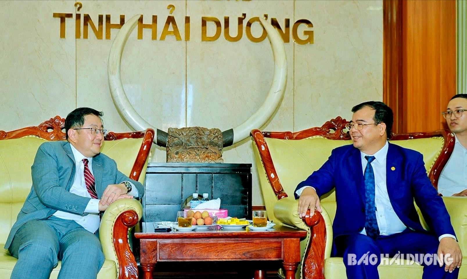 Đồng chí Phó Chủ tịch UBND tỉnh Nguyễn Minh Hùng thông tin tới ngài Dato’ Tan Yang Thai, Đại sứ Đặc mệnh toàn quyền Malaysia tại Việt Nam tình hình phát triển kinh tế - xã hội của tỉnh Hải Dương