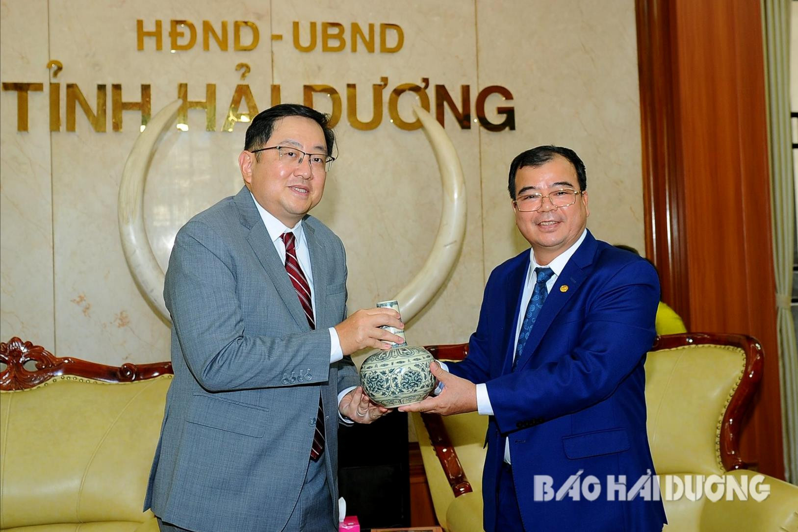 Đồng chí Phó Chủ tịch UBND tỉnh Nguyễn Minh Hùng tặng quà lưu niệm cho ngài Dato’ Tan Yang Thai, Đại sứ Đặc mệnh toàn quyền Malaysia tại Việt Nam
