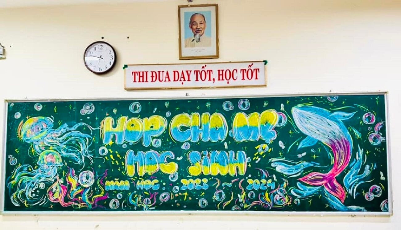 Chuẩn bị cho buổi họp phụ huynh cuối năm, lớp 10N1 Trường THPT Phan Đình Phùng (Hà Nội) gây ấn tượng với bức tranh bảng màu sắc tươi sáng với chủ đề dại dương. (Ảnh: Quynh Tran Ngọc)