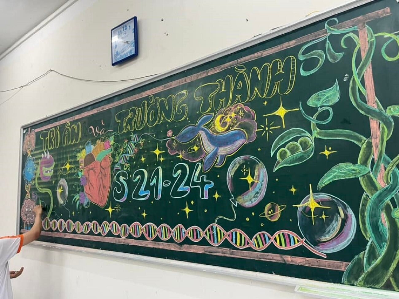 Còn lớp 12S của Trường chuyên Thoại Ngọc Hầu (An Giang) khiến dân mạng mê mẩn với chiếc bảng được trang trí rất cầu kỳ, nhiều màu sắc. (Ảnh: Dương Diễm Quỳnh)