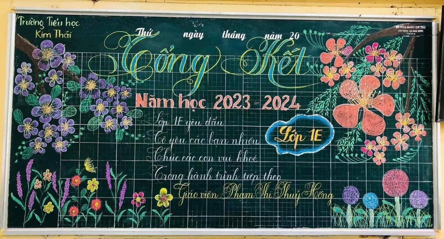 Cô giáo Thúy Hồng lớp 1E Trường tiểu học Kim Thái (Nam Định) thể hiện tài năng vẽ tranh bảng bằng phấn màu thay cho lời chào kết thúc năm học. (Ảnh: Hoàng Nguyên Vũ)