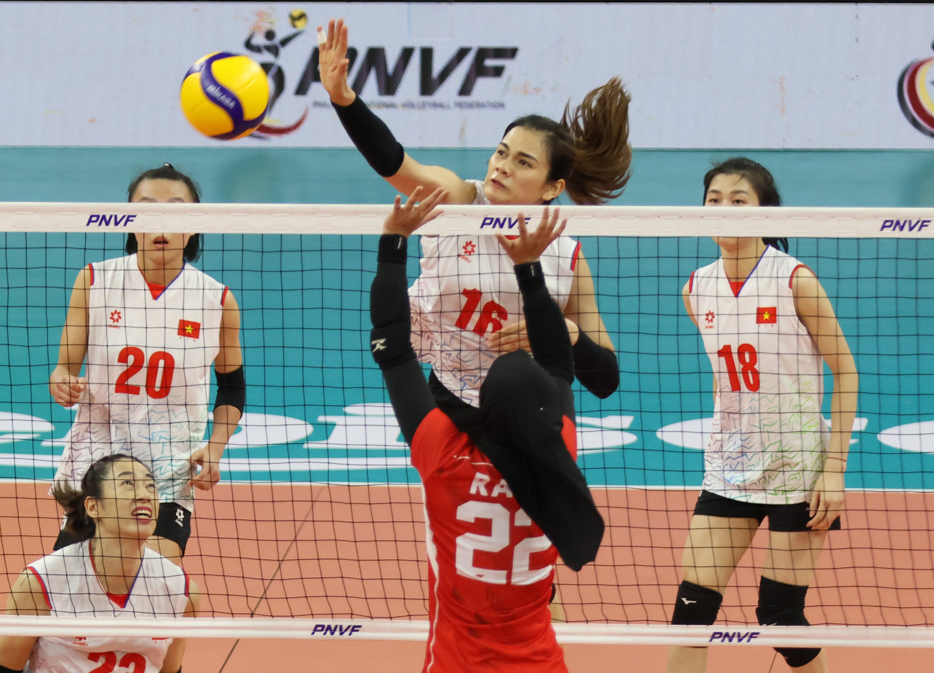 Đội tuyển bóng chuyền nữ Việt Nam giành quyền vào chung kết.