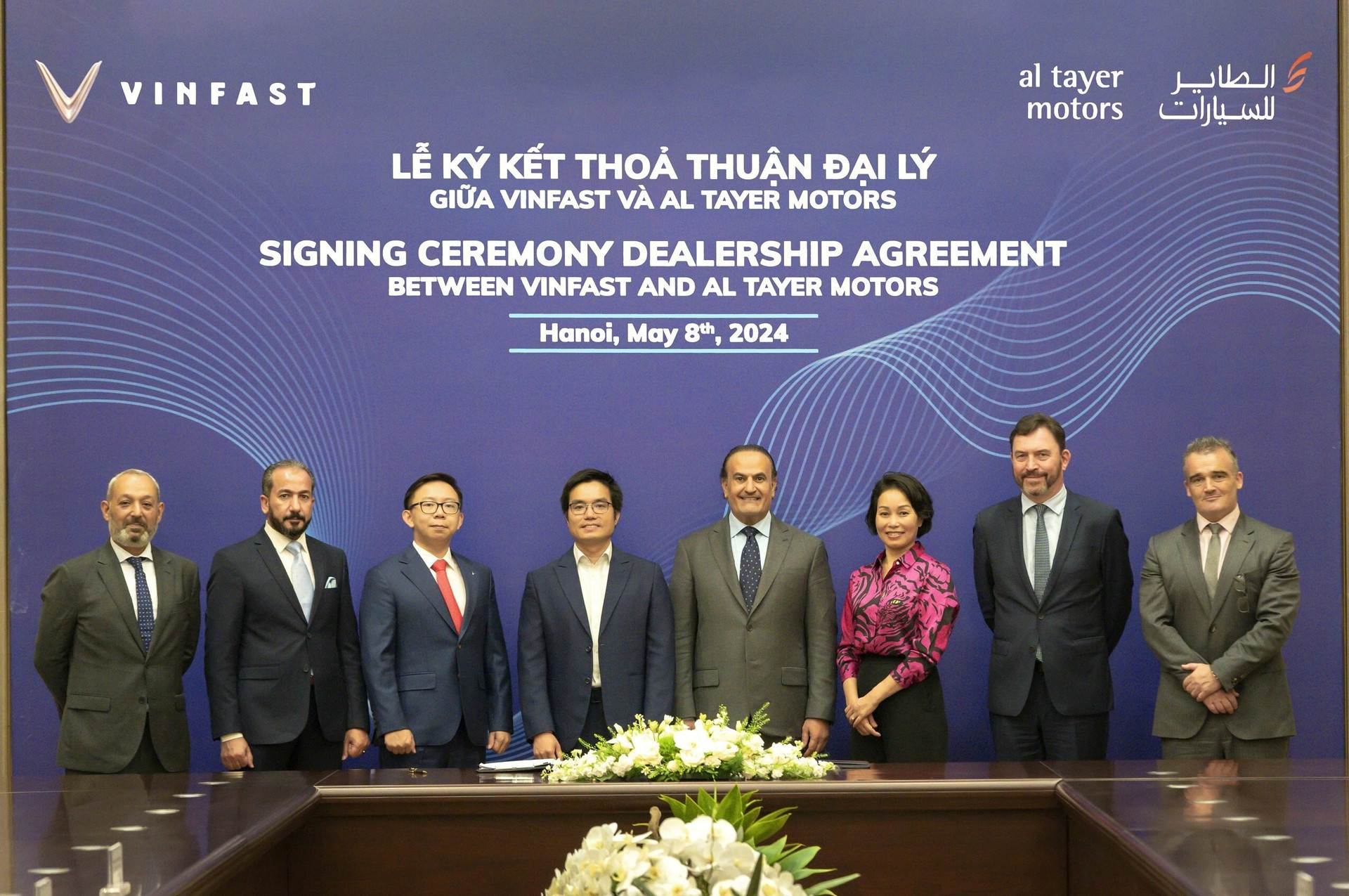 Ông Tạ Xuân Hiển, Tổng Giám đốc VinFast Trung Đông (Đứng thứ 4 từ bên trái), và ông Saeed Al Tayer, Tổng Giám đốc Al Tayer Motors (Đứng thứ 4 từ bên phải), cùng đại diện hai bên tại lễ ký kết.