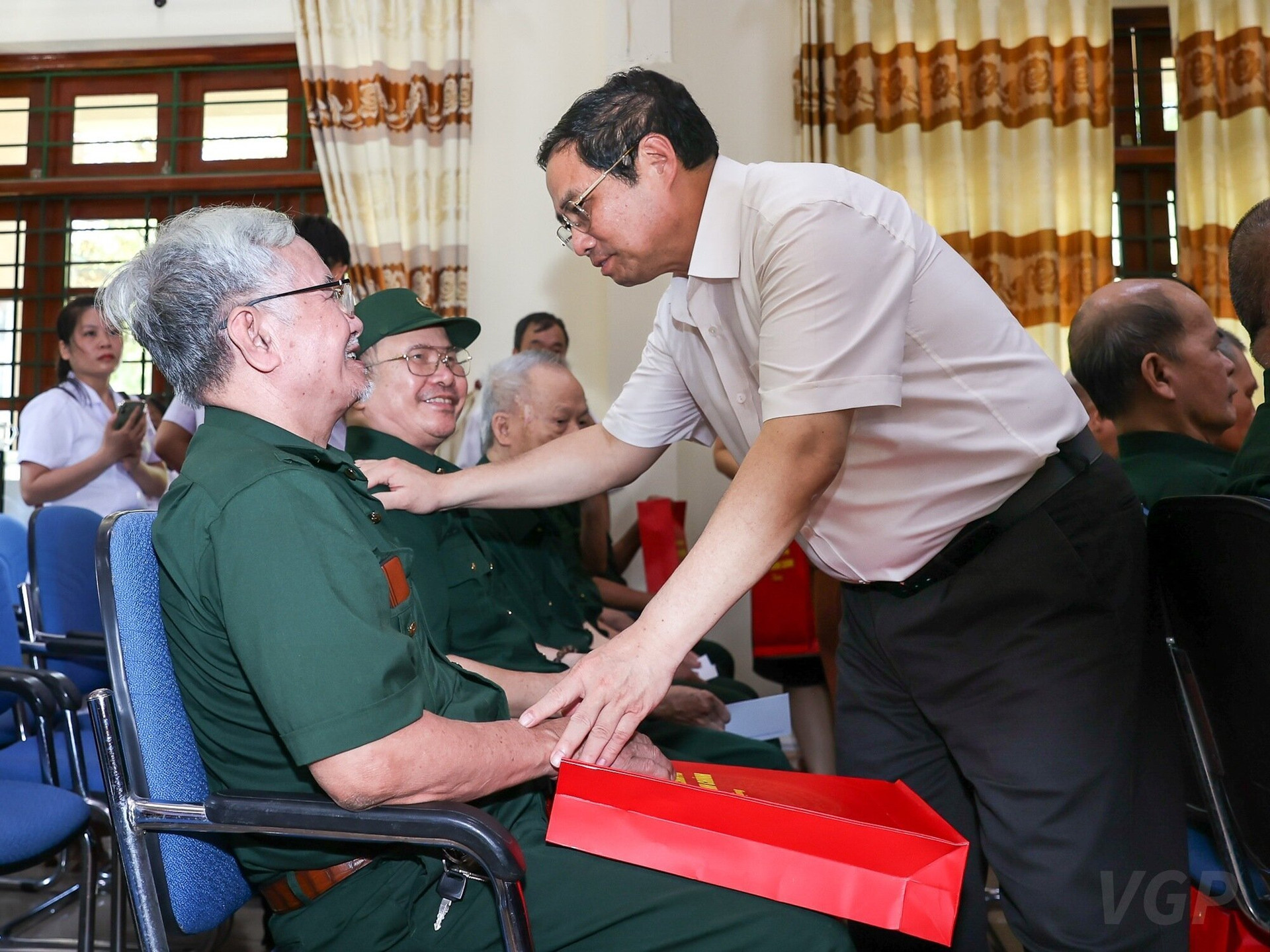 Thủ tướng Phạm Minh Chính tặng quà các thương binh, bệnh binh nặng hạng đặc biệt tại Trung tâm điều dưỡng thương binh Kim Bảng, Hà Nam. (Ảnh: VGP)