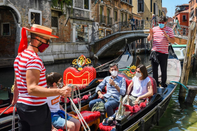 Du khách ngồi thuyền thăm các kênh đào ở Venice, Italy. Ảnh: AFP