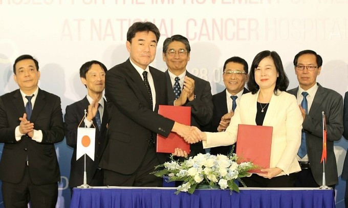 Bộ trưởng Y tế Đào Hồng Lan và ông Sugano Yuichi, Trưởng đại diện Cơ quan Hợp tác quốc tế Nhật Bản tại Việt Nam cùng các đại biểu tại lễ ký kết. Ảnh: Hà Trần