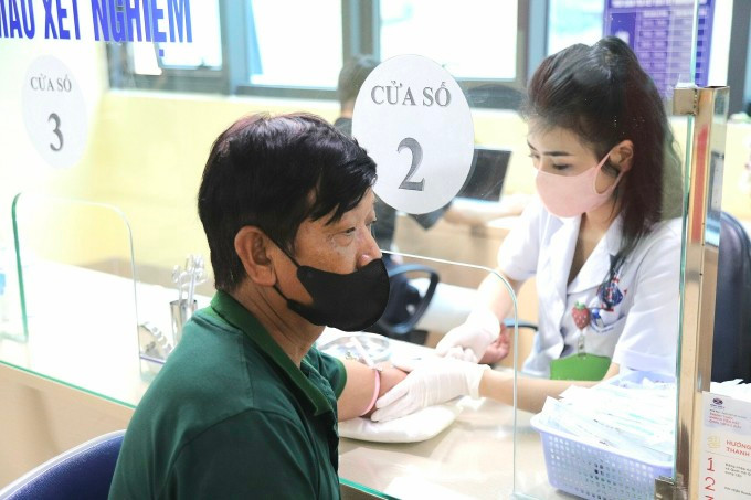 Người dân bắt đầu khám bệnh tại cơ sở Quán Sứ, Bệnh viện K. Ảnh: Hà Trần