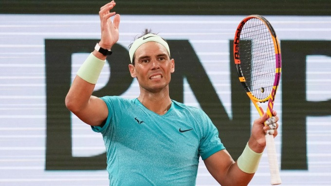 Nadal thất vọng sau một điểm thua trước Zverev, ở vòng một Roland Garros 2024 trên sân Philippe Chatrier hôm 27/5. Ảnh: CNN