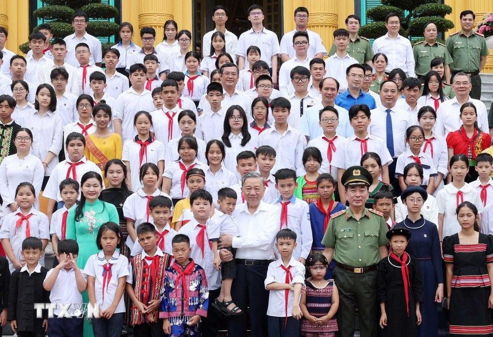Chủ tịch nước Tô Lâm với các đại biểu. (Ảnh: Nhan Sáng/TTXVN)