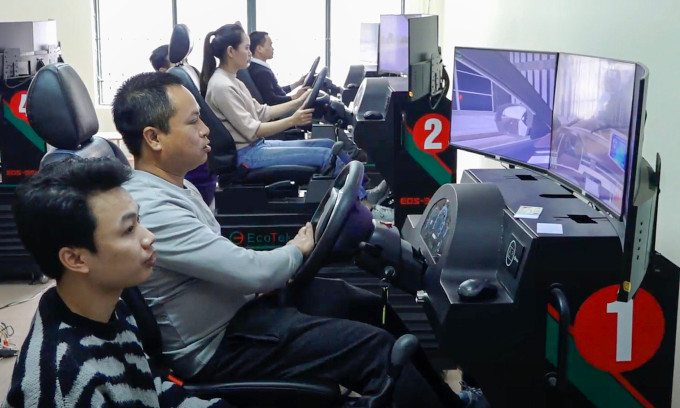 Học viên học lái xe tại một trung tâm đào tạo ở Hà Nội. Ảnh: Lộc Chung