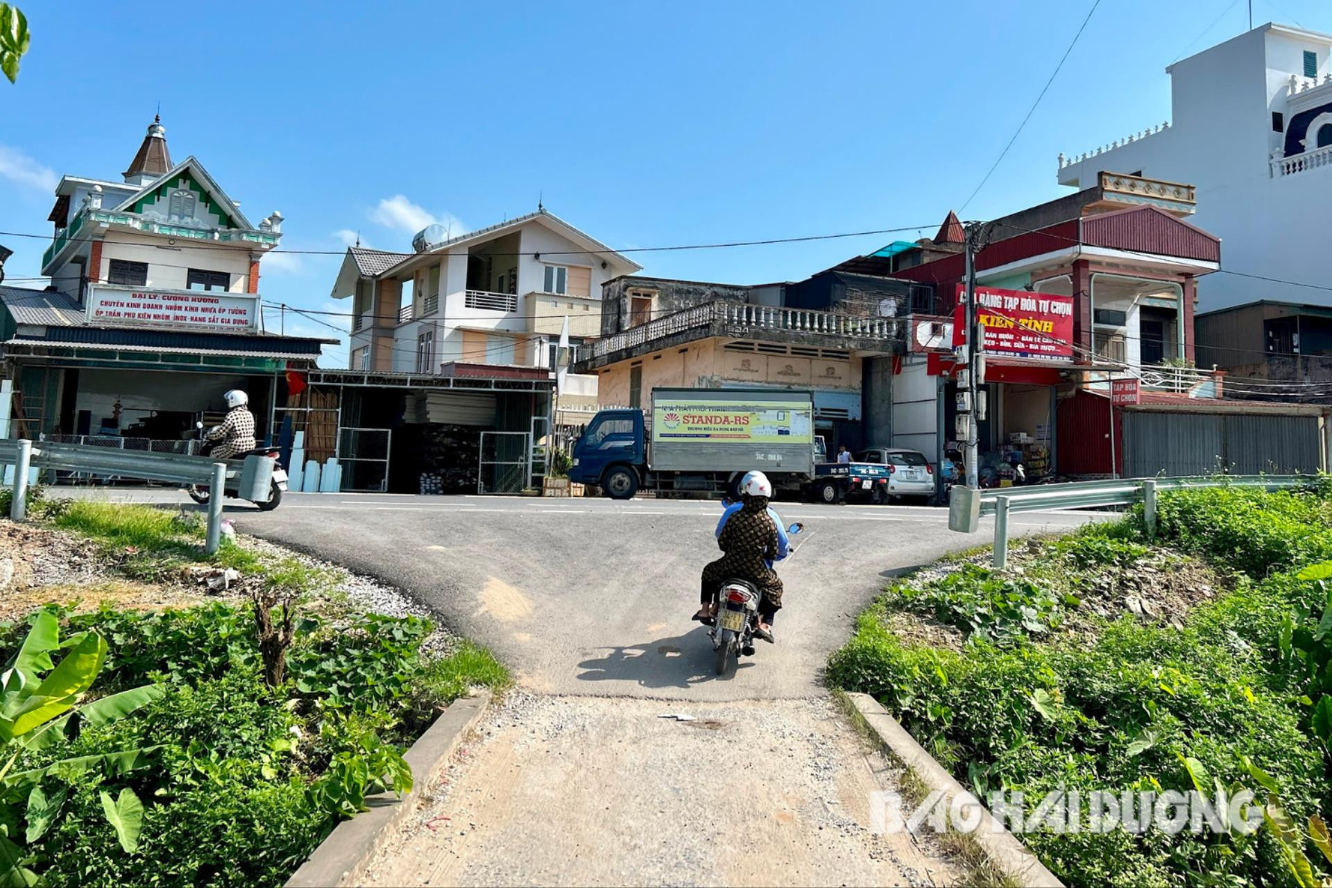 Đường trục Đông - Tây có cao độ chênh lệch với mặt cầu chung ở xã Hồng Phong tiềm ẩn nguy cơ tai nạn giao thông