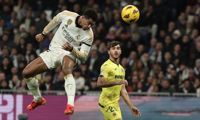 Tiền vệ Jude Bellingham đánh đầu, mở tỷ số trận Real Madrid thắng Villarreal 4-1 ở vòng 17 La Liga trên sân Bernabeu ngày 17/12/2023. Ảnh: AFP