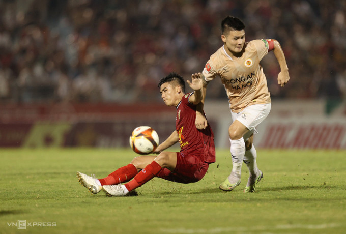 Nguyễn Quang Hải cùng các đồng đội trải qua trận thua thứ 4 liên tiếp, sắp thành cựu vương ở V-League. Ảnh: Xuân Thuỷ