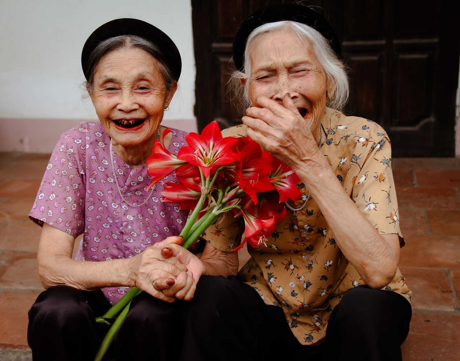 Nụ cười hồn nhiên chính là bí quyết giúp các cụ sống vui khoẻ mỗi ngày. (Ảnh: NVCC)