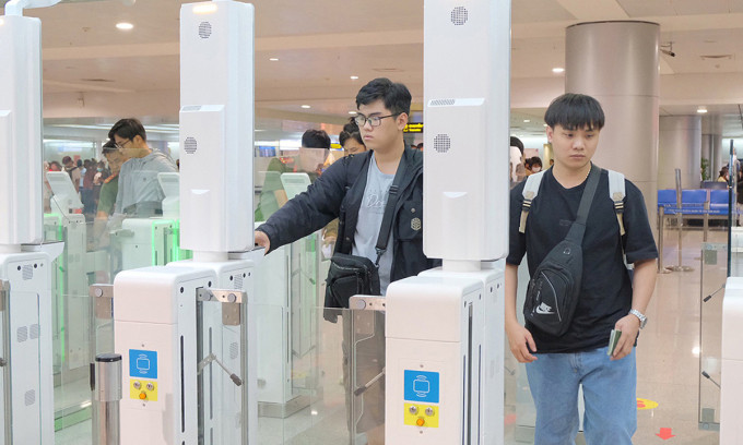 Cửa xuất nhập cảnh tự động tại sân bay Tân Sơn Nhất. Ảnh: Hạ Giang