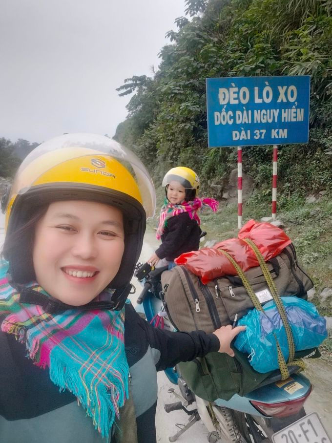 Hai mẹ con check in đèo Lò Xo, Lâm Đồng, năm 2022. Ảnh: Kim Cảnh