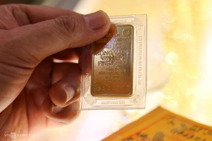 Vàng miếng được bán tại một cửa hàng của SJC, tại Hà Nội. Ảnh: Ngọc Thành