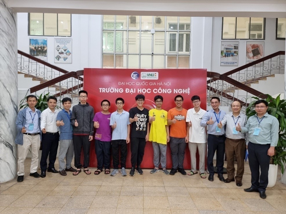 All seven members of the Vietnamese team to the 18th Asia-Pacific Informatics Olympiad win medals (Photo: VNA)