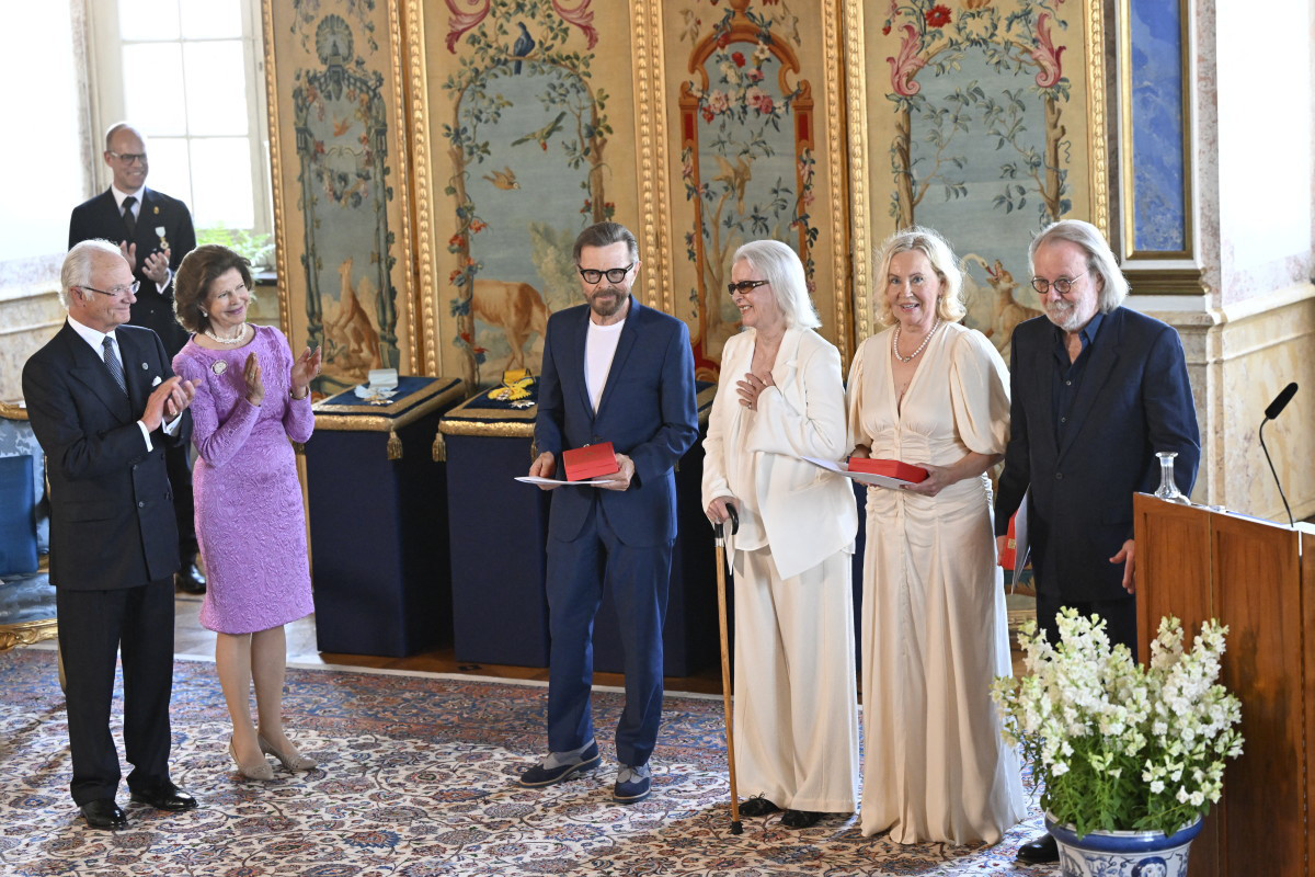 Ban nhạc ABBA nhận huân chương hoàng gia - Ảnh: parade.com