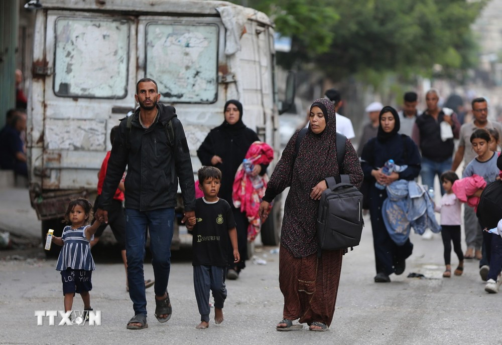 Người dân Palestine rời bỏ nhà cửa tránh xung đột tại Rafah, Dải Gaza, ngày 28/5. (Ảnh: THX/TTXVN)