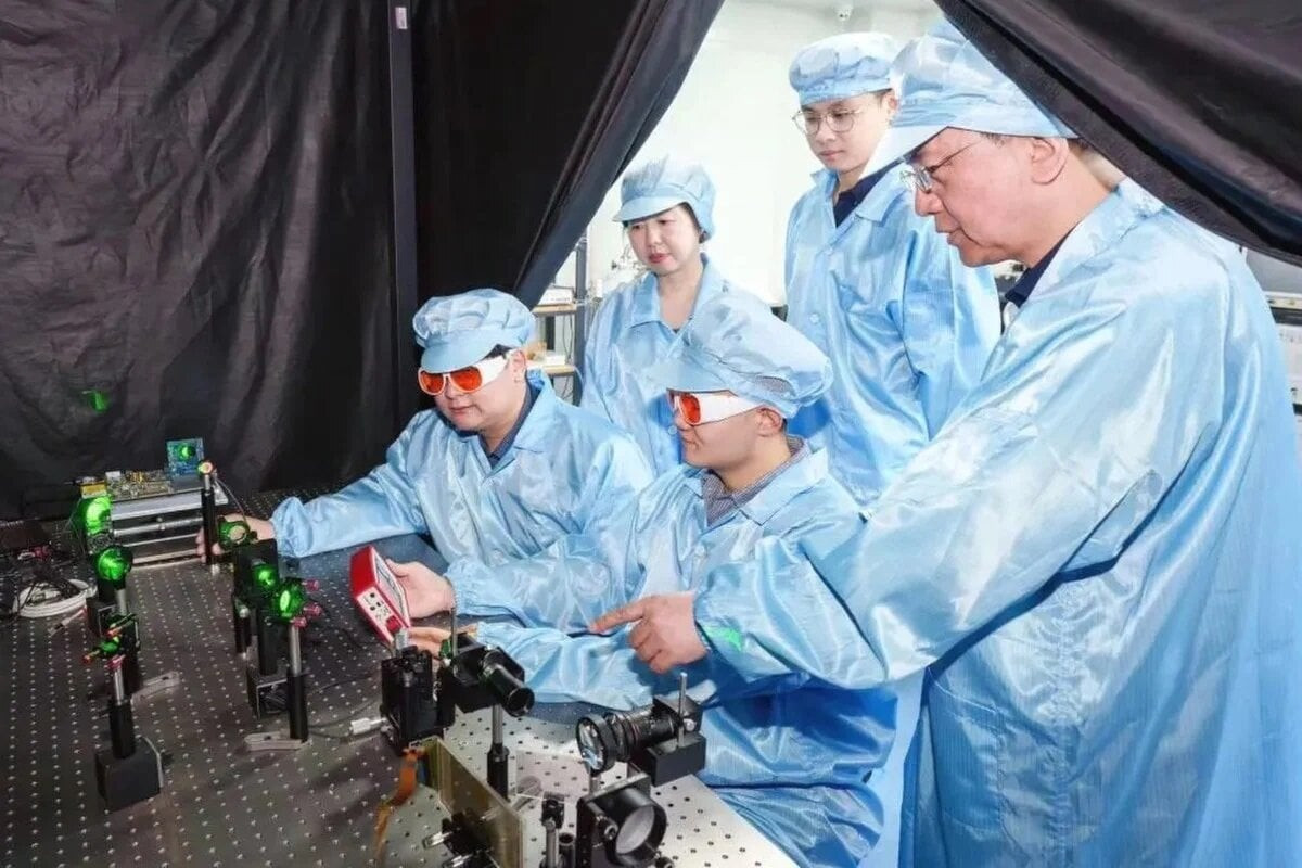 Nhóm nghiên cứu chip thị giác tại Đại học Thanh Hoa. (Ảnh: Đại học Thanh Hoa)