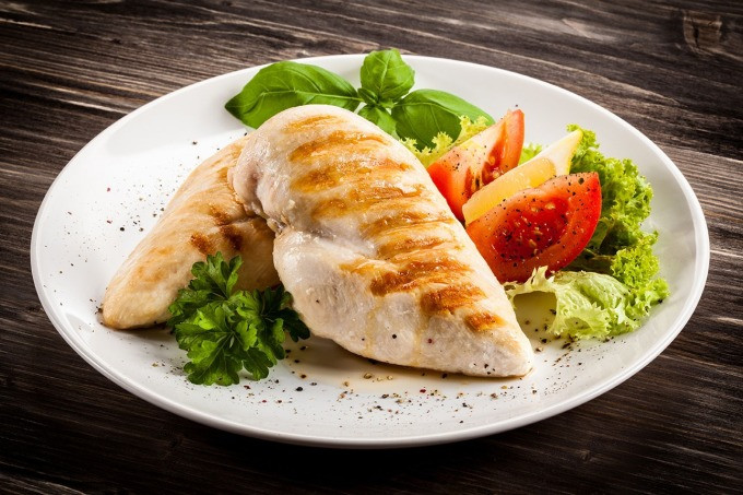 Ức gà chứa hàm lượng lớn protein, giúp no lâu, giảm cảm giác thèm ăn.