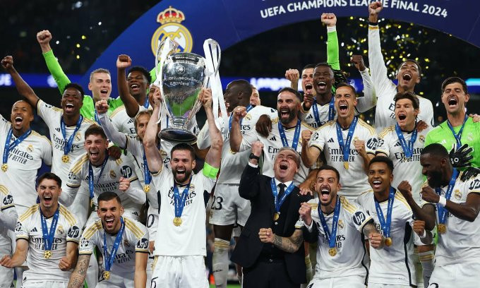 Đội trưởng Nacho nâng danh hiệu Champions League 2024 cho Real Madrid. Ảnh: Reuters