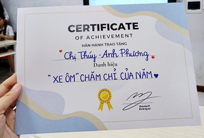 Giấy chứng nhận Xe ôm chăm chỉ của năm chị Thúy nhận được trong buổi họp phụ huynh cuối năm hôm 19/5. Ảnh: Nhân vật cung cấp