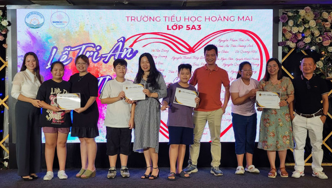 Các phụ huynh lớp 5A3, trường Tiểu học Hoàng Mai, Hà Nội, được mời lên sân khấu nhận giấy chứng nhận từ ban phụ huynh trong đêm gala tối 29/5. Ảnh: Nhân vật cung cấp