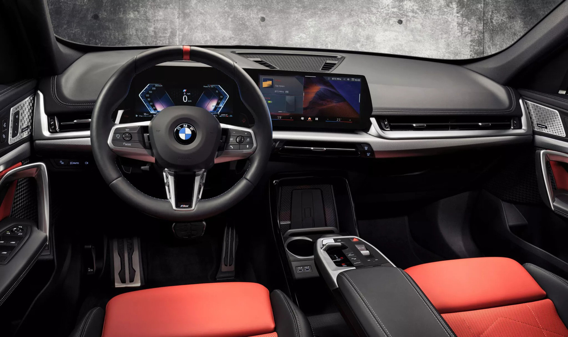 Với một dòng xe BMW có tầm giá dưới 1 tỉ, nội thất như ảnh (tham khảo từ X1) thật sự rất đáng quan tâm - Ảnh: BMW